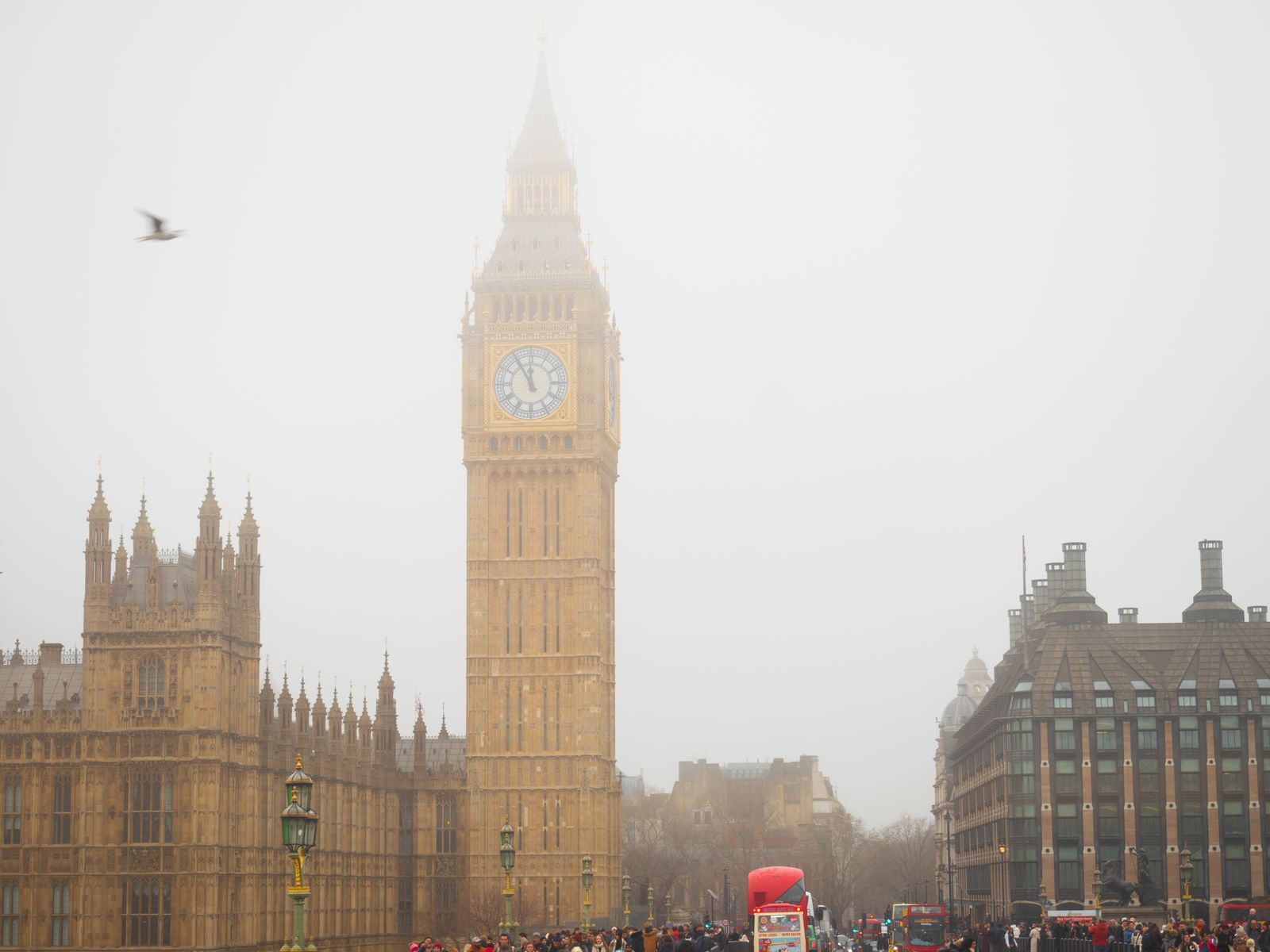 Big Ben ja Westminsterin palatsi sumuisena päivänä Lontoossa