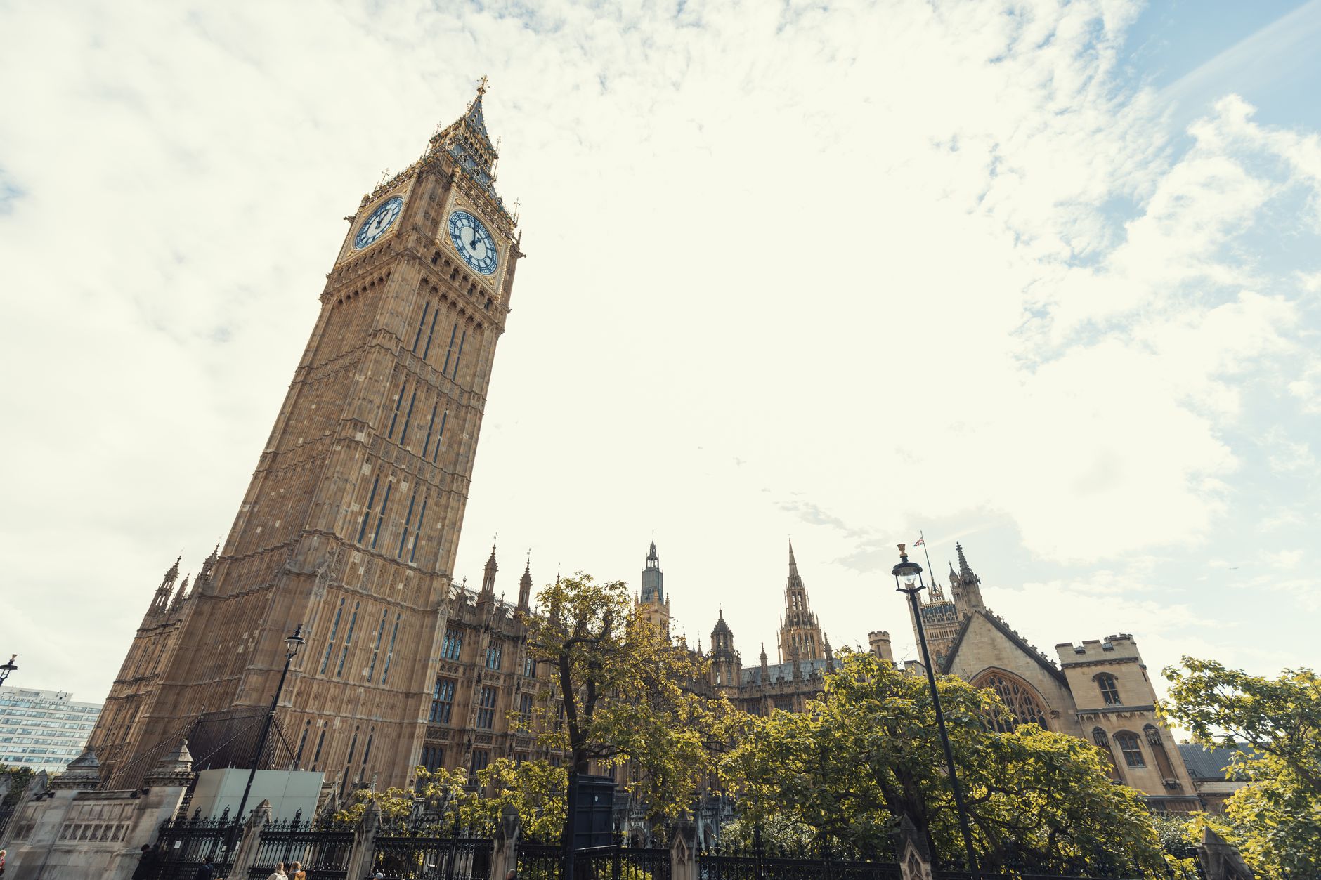 Big Ben ja Westminster Lontoossa kirkkaana matkapäivänä