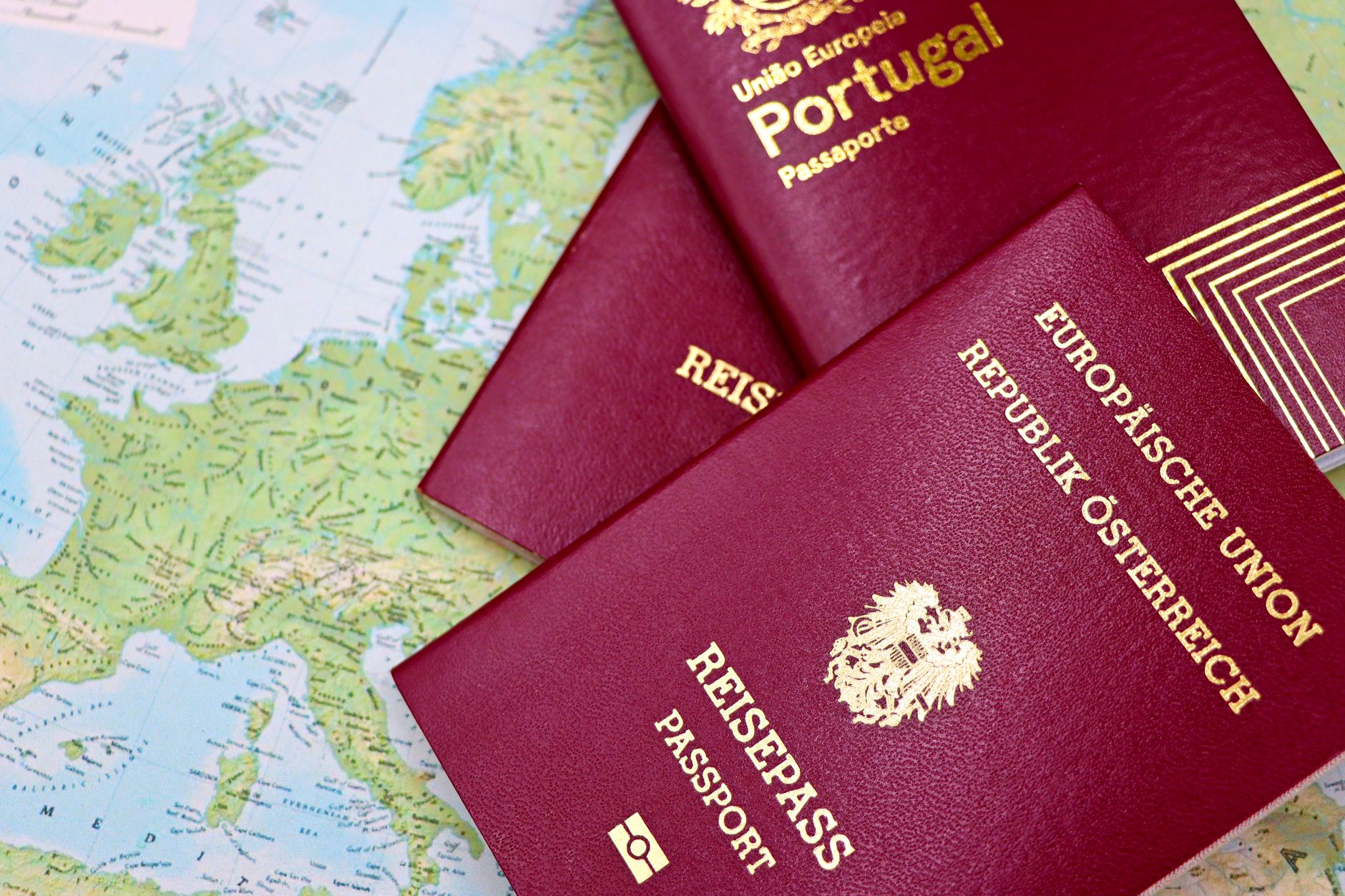Matkustaja ojentaa passin rajatarkastuksessa Britannian lentokentällä