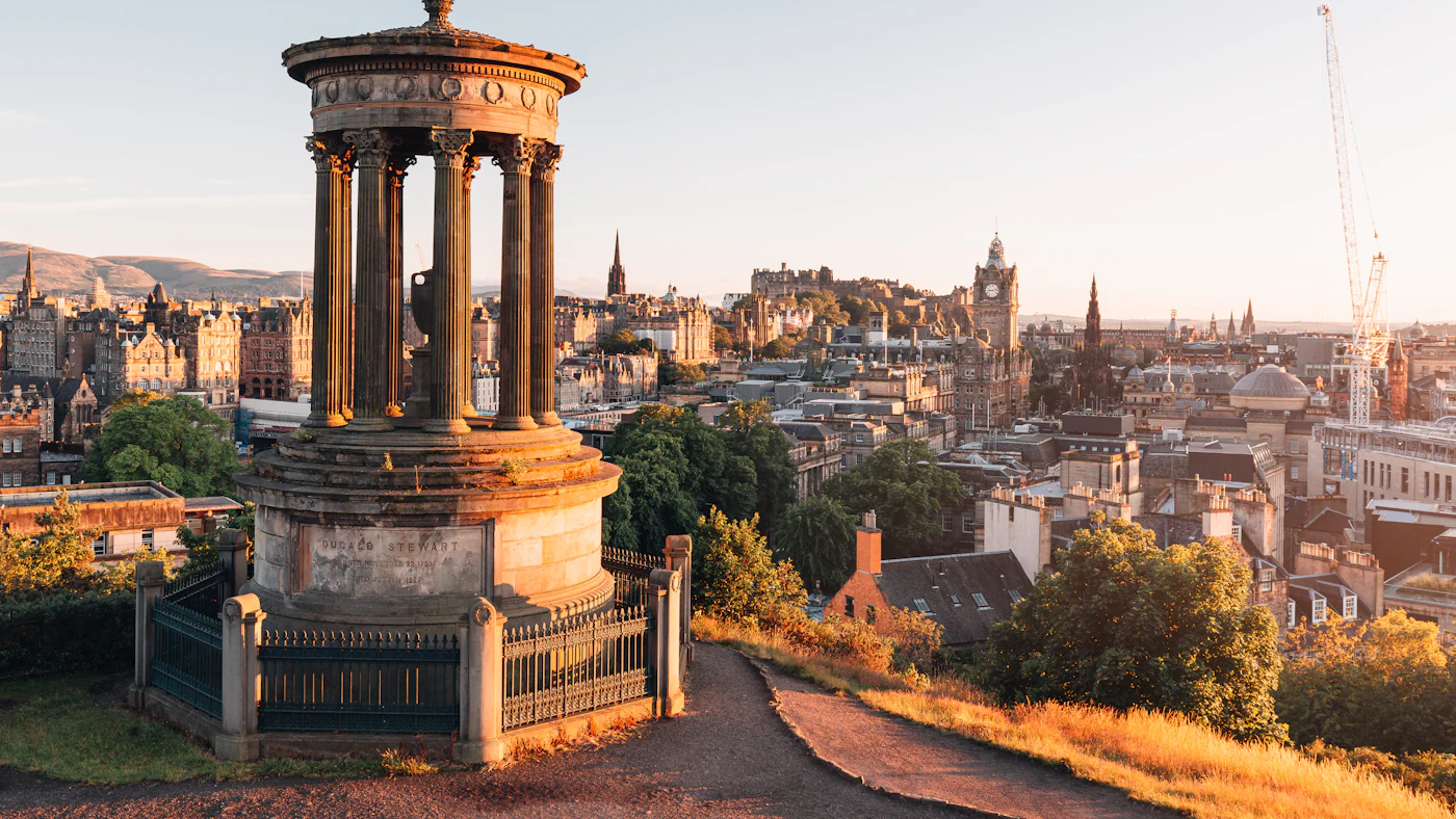 Näkymä Calton Hilliltä Edinburghin vanhaankaupunkiin