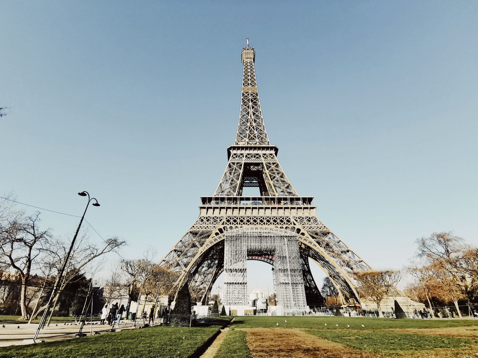 Eiffel-torni Pariisissa sinistä taivasta vasten