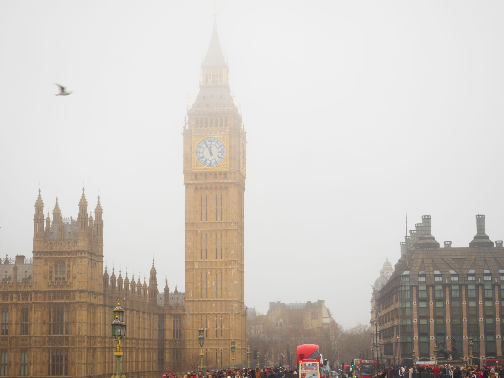 Big Ben ja Westminsterin silta Lontoossa aurinkoisena matkapäivänä