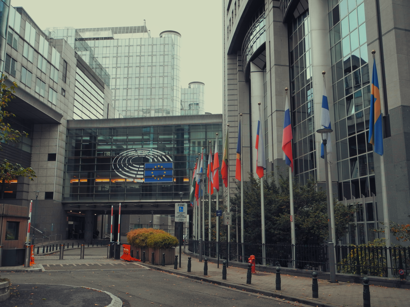 Euroopan parlamentin rakennus ja EU-maiden liput Brysselissä