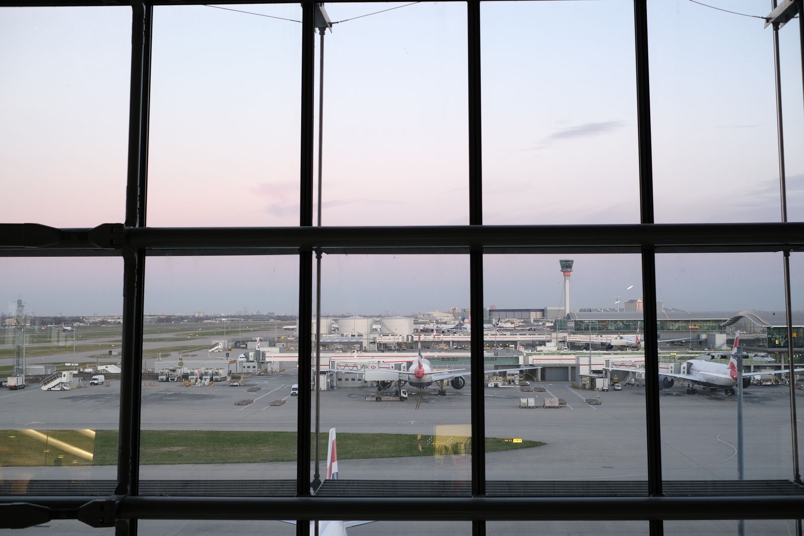 Lentokone Heathrow'n kentällä ikkunasta kuvattuna