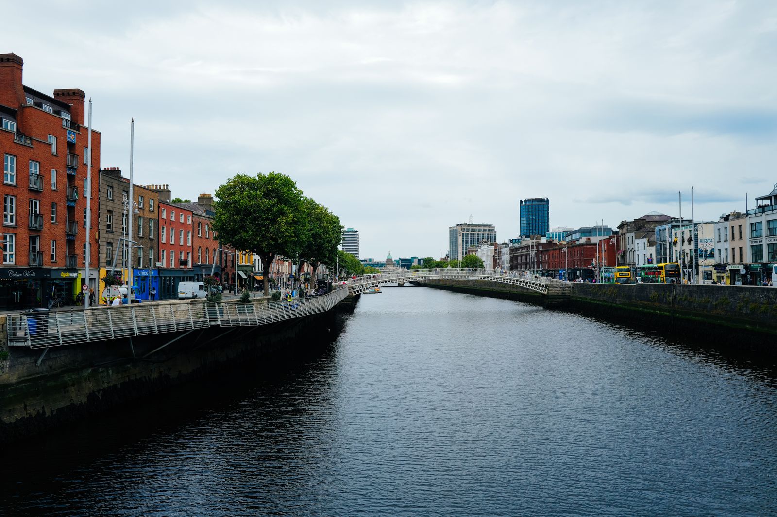Ha'penny Bridge ja Liffey-joki Dublinissa