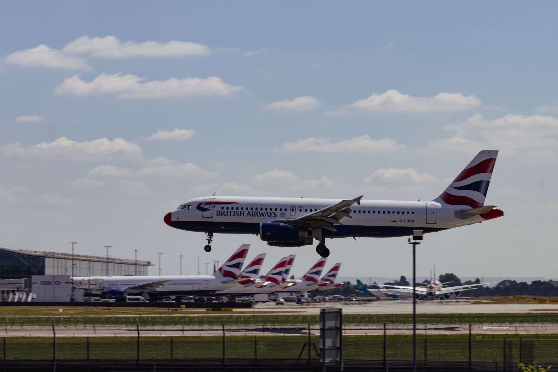 Matkustajia Heathrow'n lentoaseman terminaalissa laukkujen kanssa