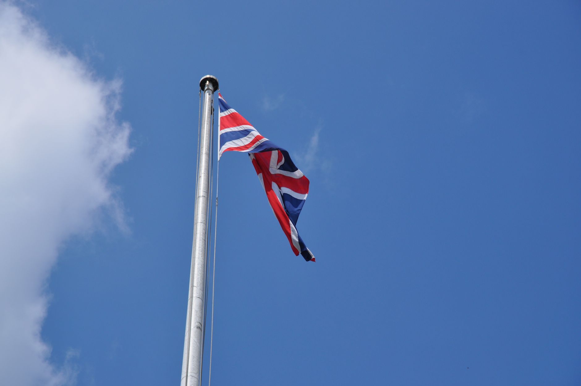 Ison-Britannian lippu liehuu Lontoon rakennuksen edessä kirkkaana päivänä