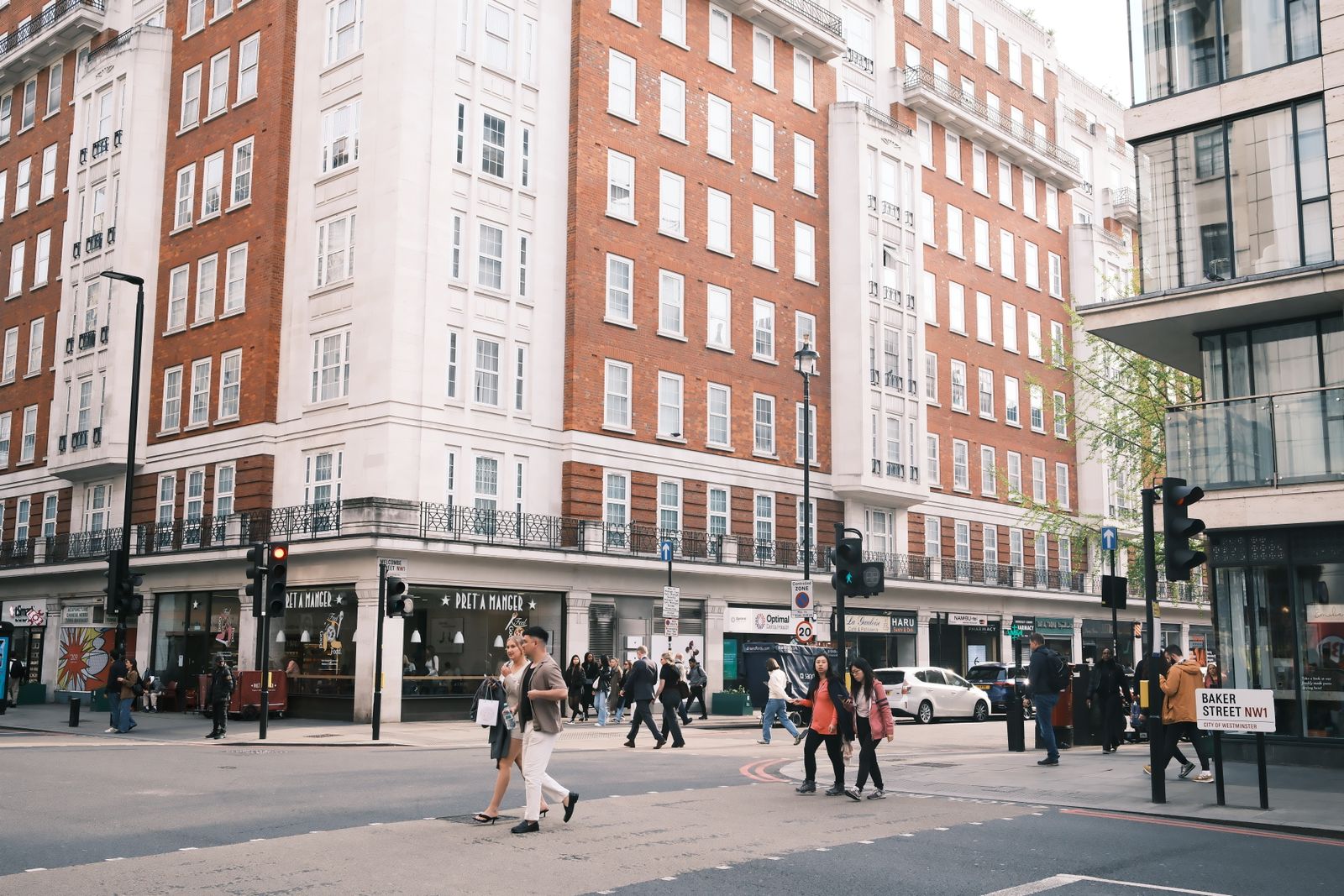 Jalankulkijoita Baker Streetillä Lontoossa