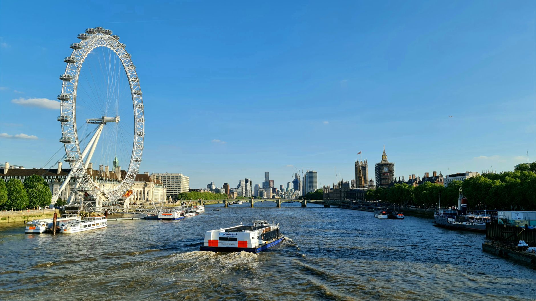 London Eye ja Thames-joki Lontoossa kirkkaana matkailupäivänä