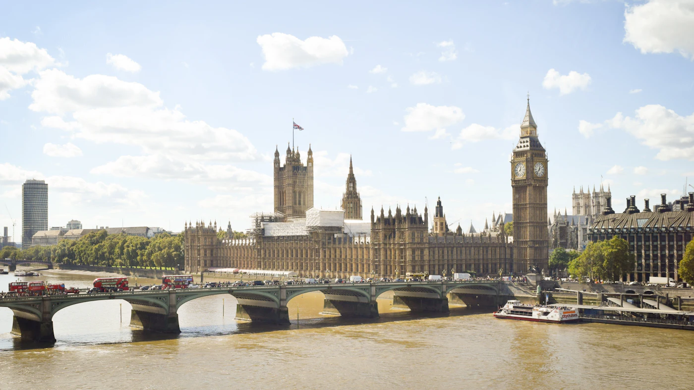 Elizabeth Tower ja Westminsterin palatsi Lontoossa sinisen taivaan alla