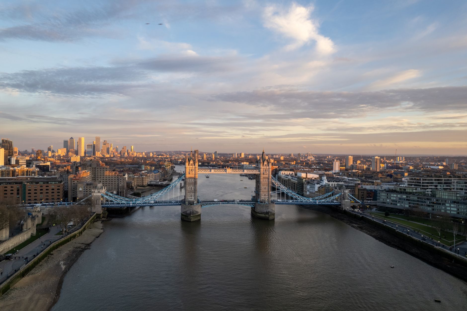 Lontoon siluetti ja Thames-joki auringonlaskun väreissä