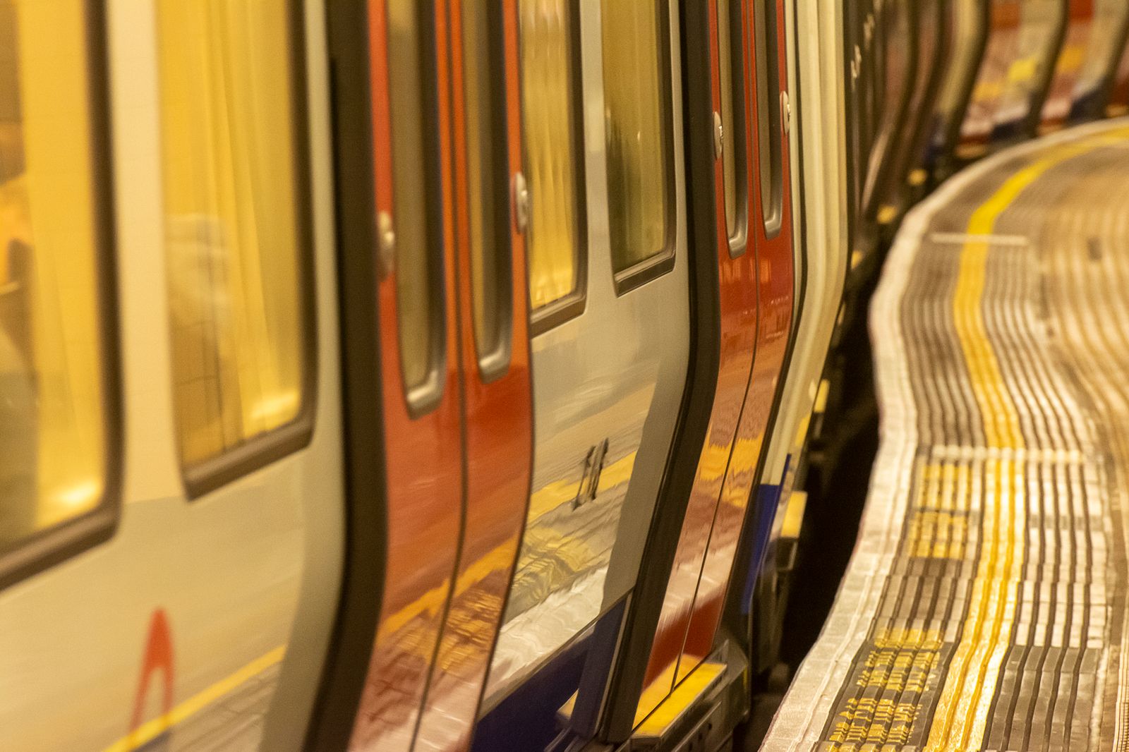 Lontoon metrojuna kaarevalla laiturilla