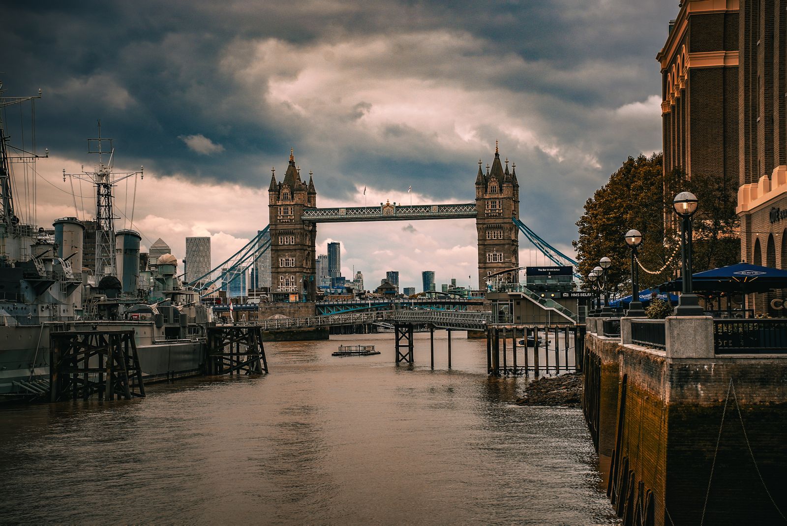 Tower Bridge ja Thames-joki pilvisellä säällä