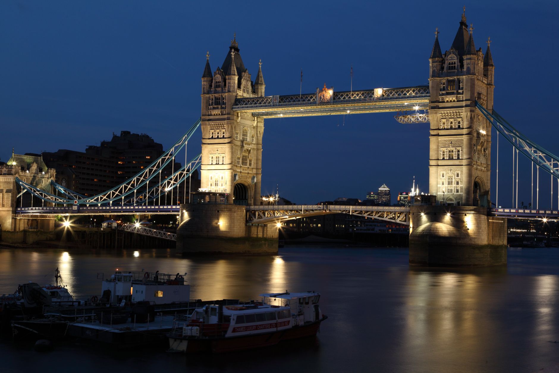 Tower Bridge Lontoossa illan valoissa Thames-joen yllä