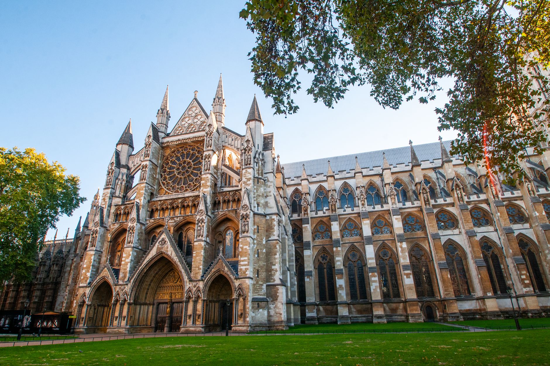 Westminster Abbey Lontoossa auringonpaisteessa matkailunähtävyytenä